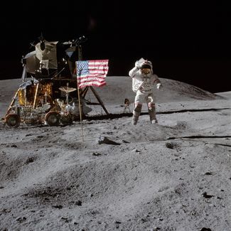 Джон Янг на Луне, 21 апреля 1972 года.