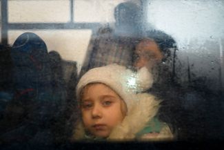 Девочка в салоне автобуса после пересечения контрольно-пропускного пункта на молдавско-украинской границе. Автобус с беженцами направляется в Кишинев