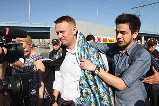 Алексей Навальный и художник Артем Лоскутов после встречи с жителями Новосибирска