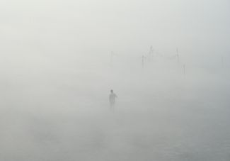 Токсичный смог окутал индийские города, в том числе столицу страны Нью-Дели, где воздух считается самым грязным в мире. Верховный суд Индии назвал эту экологическую катастрофу «полноценным убийством» местной молодежи