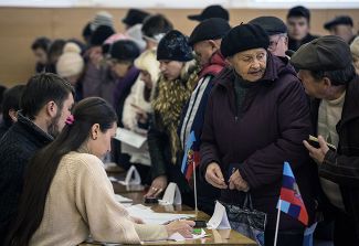 Луганск, 2 ноября. Жители города во время голосования