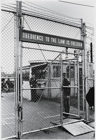 Сотни человек, не желавшие идти на войну во Вьетнаме, побывали в тюрьме на военной базе Форт-Дикс в штате Нью-Джерси. Противники войны на протяжении всего призыва устраивали акции возле базы Форт-Дикс. На фото, сделанном 12 октября 1969 года, показана табличка над входом на территорию тюрьмы. На ней написано: «Повиновение закону — это свобода»