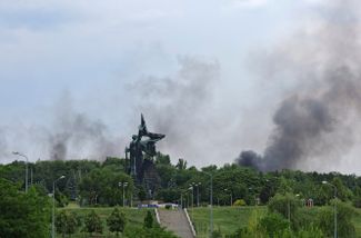 Дым возле памятника «Освободителям Донбасса». 18 июня в результате интенсивных обстрелов Донецка погибли три сотрудника МЧС самопровозглашенной ДНР, еще несколько человек пострадали, сообщили местные власти