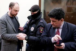 Вадим Прохоров и Владимир Кара-Мурза в Басманном суде. 24 апреля 2022 года