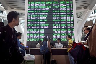 Пассажиры в аэропорту Денпасара, Бали. Все рейсы отменены, 27 февраля 2017 года