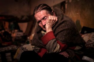88-летняя Клаудия Пушнир укрывается в подвале во время продолжающихся минометных обстрелов в Северодонецке