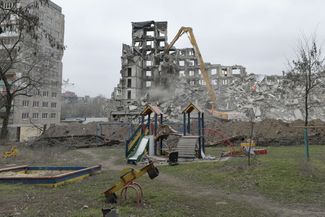 Снос поврежденных жилых домов в Мариуполе, 16 марта