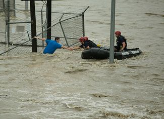 Спасатели оказывают помощь пострадавшему в Остине. 25 мая 2015 года