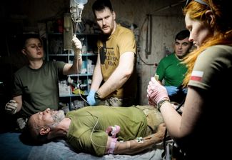 Украинские военные медики оказывают помощь раненому военнослужащему около Бахмута