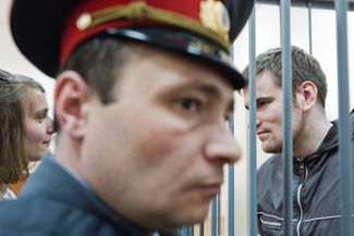 Алексей Гаскаров и Аня Карпова в суде после задержания активиста в апреле 2013-го. В августе 2014-го они поженятся в СИЗО «Бутырка»