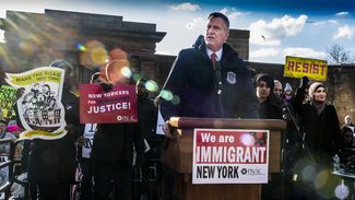 <br>Мэр Нью-Йорка Билл Де Блазио обращается к тысячам протестующих против указа Трампа