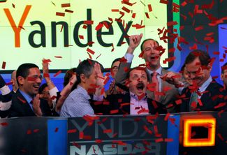 Сотрудники «Яндекса» празднуют первичное размещение акций компании на бирже Nasdaq, Нью-Йорк, 24 мая 2011 года