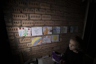 Рисунки семилетней Ани, которая живет со своей семьей в бомбоубежище, оборудованном в подвале многоквартирного дома в одном из городов Донецкой области