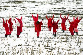 Женщины в красной одежде и с красными тюльпанами приветствуют весну, танцуя на заснеженном поле возле деревни Малое Запрудье примерно в 100 километрах от Минска. Сочетание красного и белого цветов <a href="https://meduza.io/feature/2021/03/25/belye-kotiki-v-krasnyh-plaschah" rel="noopener noreferrer" target="_blank">стало одним из главных символов</a> протестов, которые начались в Беларуси после президентских выборов в августе 2020 года. Власти жестко преследуют участников протестов, лидеры оппозиции, которые не уехали из Беларуси, приговорены <a href="https://meduza.io/feature/2021/12/14/sergey-tihanovskiy-muzh-lidera-belorusskoy-oppozitsii-svetlany-tihanovskoy-poluchil-18-let-kolonii" rel="noopener noreferrer" target="_blank">к длительным тюремным срокам</a>. 1 марта