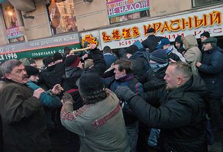 «Русский марш» в Петербурге, драка антифашистов и националистов у китайского ресторана. 4 ноября 2006-го