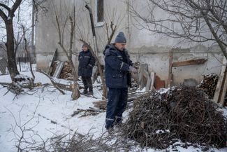 Местные жители собирают ветки, чтобы разжечь костер. В Северске, как и во многих городах Донецкой области, сейчас не работает центральное отопление