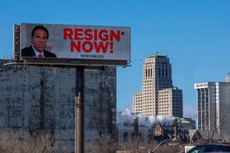 Билборд с потретом Куомо и призывом «Уходи в оставку» в Олбани, столице штата Нью-Йорк. 2 марта 2021 года