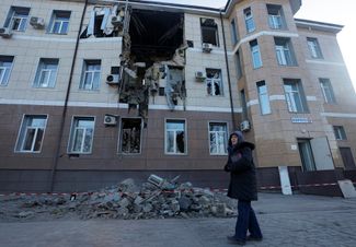 Вид на здание госпиталя, поврежденное во время обстрела Донецка