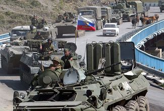 Российская бронетехника движется в сторону грузинской границы. 9 августа 2008 года.