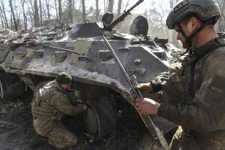 Украинские военные ремонтируют БТР