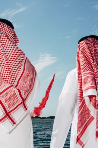 Посетители из Саудовской Аравии смотрят авиашоу. IDEX, Абу-Даби, ОАЭ, 2019 год
