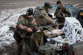 Бойцы артиллерийской части 80-й десантно-штурмовой бригады ВСУ за обедом на передовой