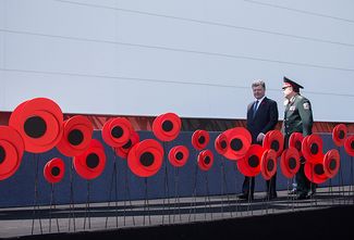 Президент Украины Петр Порошенко и министр обороны Степан Полторак на праздновании Дня Победы в Киеве. 9 мая 2015-го