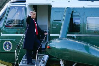 Трамп в последний раз покинул Белый дом в качестве действующего президента США. Присутствовать на инаугурации Джо Байдена он отказался