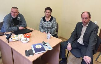 Слева направо: Анатолий Артюх, Любовь Качесова и Андрей Цыганов. Офис «Народного собора», Санкт-Петербург, 24 июля 2015 года