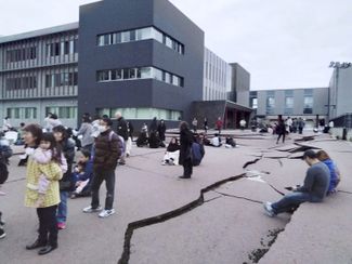 Трещины на асфальте после землетрясения. Вадзима, префектура Исикава 
