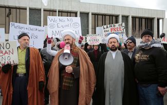 Имам Мохаммед Али Элахи во время протестов в Дирборне, штат Мичиган