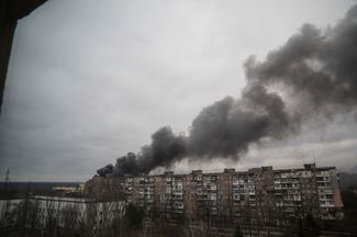 Дым после обстрела города российскими войсками. 4 марта 2022 года