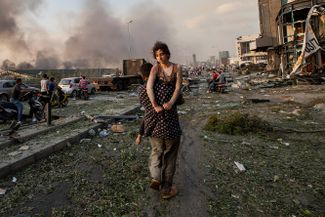 11-летняя Хода Кинно, которую ее дядя Мустафа уносит после разрушительного <a href="https://meduza.io/feature/2020/08/22/kto-vinovat-vo-vzryve-v-beyrute" target="_blank">взрыва</a> селитры в порту Бейрута. 15-летняя сестра Ходы погибла во время этого взрыва. 4 августа 2020 года