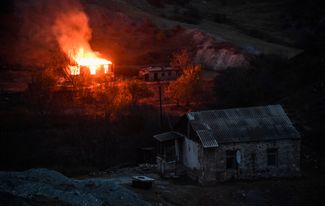 Горящий дом в деревне Кельбаджарского района. 14 ноября 2020 года