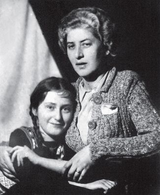 Лидия Чуковская и ее дочь Елена (Люша), 1943 год