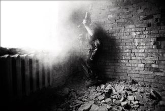 14-летний чеченский боец укрывается от огня российских войск. Август 1996 года