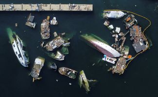 Обломки яхт, поврежденных ураганом «Отис»