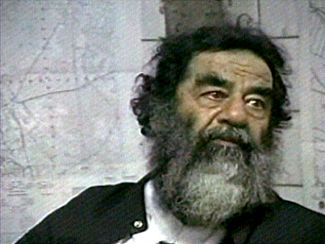 14 декабря 2003 года. Саддам Хусейн пойман возле Тикрита спустя восемь месяцев после того, как войска коалиции вошли в Багдад. Бывшего президента Ирака в потрепанной одежде, с отросшими волосами и бородой было сложно узнать с первого раза. Хусейна обвинили в многочисленных преступлениях против человечности, массовых убийствах шиитов и курдов, а также в нападении на Кувейт в 1990 году. В 2005-м трибунал, рассмотревший дело Хусейна и участников его правительства, которых удалось задержать, приговорил бывшего президента Ирака к смертной казни. Хусейн, не признавший вины, казнен 30 декабря 2006 года. Его повесили.