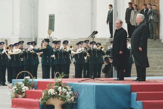 Бывший президент России Борис Ельцин на церемонии инаугурации нового президента Владимира Путина. Москва, 7 мая 2000 года