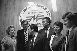 Hungarian specialists from the Telefondyar company with Mikroinform’s co-founders and some of its Soviet employees. Moscow, USSR; October 1, 1988