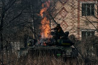 Украинский военный тушит загоревшийся танк