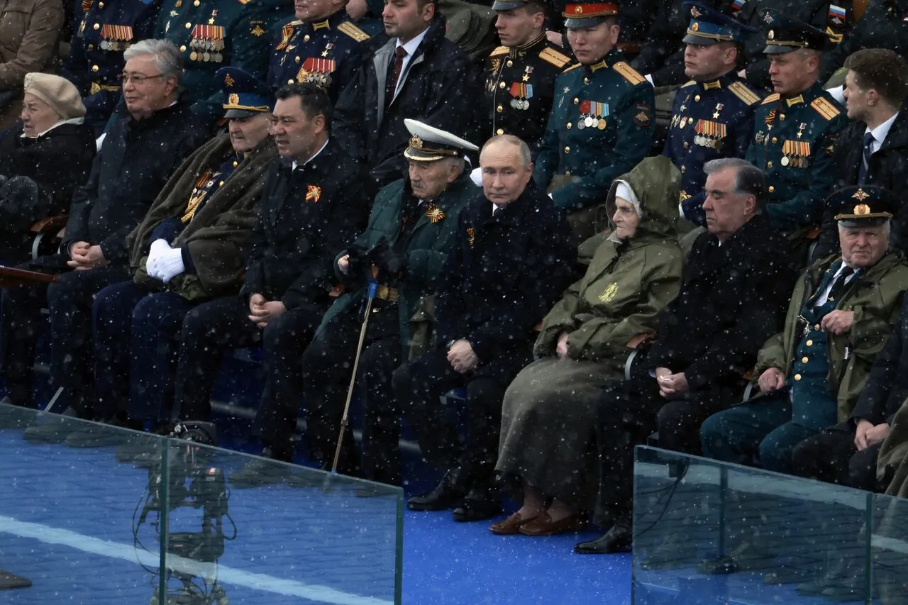 Пожарные тушат горящие машины в Белгороде. Путин смотрит парад Победы с  военными из Бучи. Украинские артиллеристы обороняются под Авдеевкой  Восемьсот шестой день войны. Фотографии — Meduza