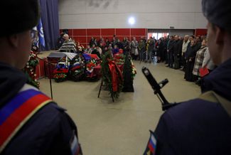 Церемония прощания с погибшим в Украине лейтенантом российской армии Андреем Савиновым в его родном городе Кириши, примерно в 160 километрах от Санкт-Петербурга