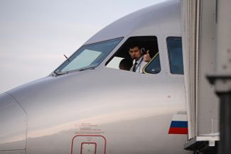 Летчик «Аэрофлота» Константин Камнев в кабине самолета А-321 на стоянке в новосибирском аэропорту Толмачево