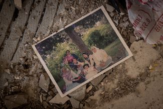 Семейная фотография на полу разрушенной квартиры