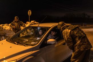 Тероборона проверяет людей в машине. Блокпост на восточной линии фронта в Киевской области.