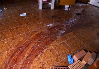 Кровавый след внутри здания, служившего, как утверждают жители Бучи, штабом российских военных