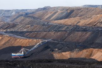 Добыча угля на угледобывающем предприятии «Восточно-Бейский разрез» в Хакасии
