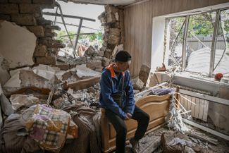 Житель Славянска Сергей Тарасюк на развалинах своего дома, разрушенного в результате ракетного обстрела. Сам Тарасюк выжил, потому что ночью заснул в гостиной. Наступление российских войск на Славянск продолжается