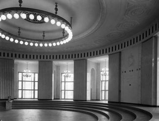 Холл с люстрой в здании МИД. Москва. 1950-е